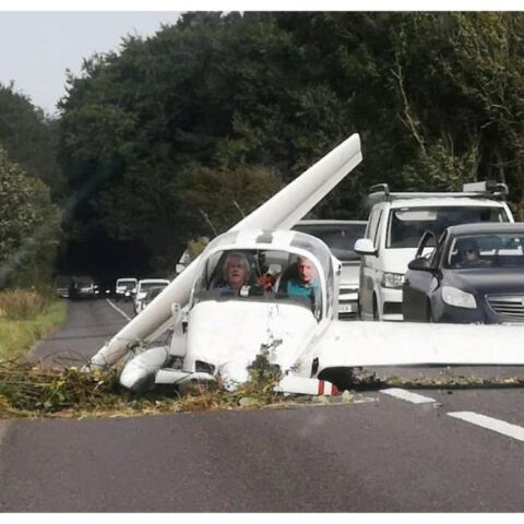 Bρετανία: Μονοκινητήριο αεροσκάφος έπεσε σε πολυσύχναστο δρόμο - Χωρίς θύματα