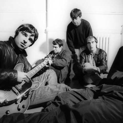 Oasis: 30 χρόνια από το εμβληματικό ντεμπούτο του «Definitely Maybe»