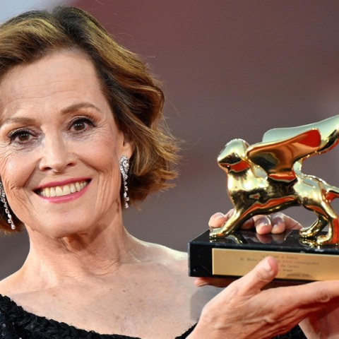 81ο Φεστιβάλ Βενετίας: Χρυσός Λέοντας στη Σιγκούρνι Γουίβερ για την προσφορά της στον κινηματογράφο