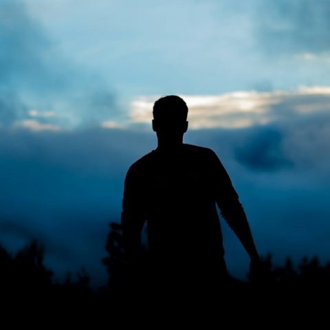 Σκιά νεαρού άνδρα