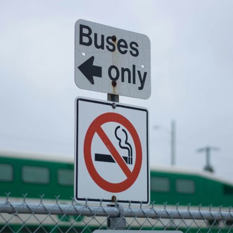 Βρετανία: Η κυβέρνηση εξετάζει το ενδεχόμενο να απαγορεύσει το κάπνισμα σε εξωτερικούς χώρους