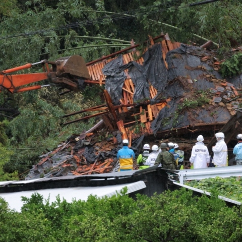 εργατες γκρεμιζουν σπιτι
