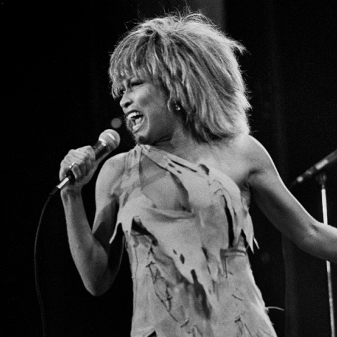 η Τίνα Τάρνερ στη σκηνή τραγουδάει