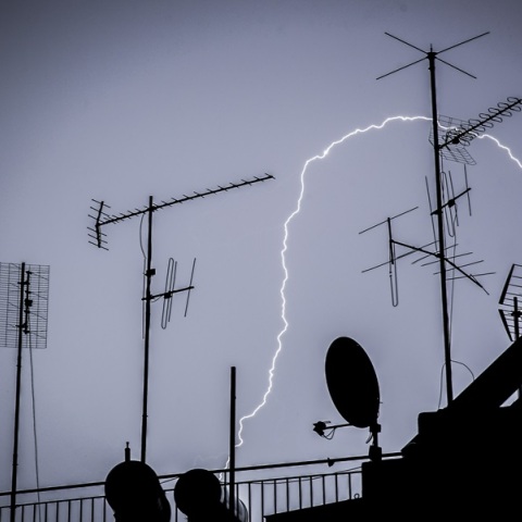 «Χτύπησε» η κακοκαιρία την Αττική - Σε πλήρη εξέλιξη η επέλαση των έντονων καιρικών φαινομένων