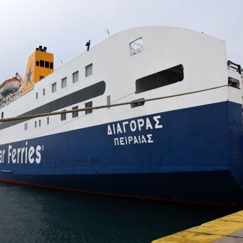 Καβάλα: Στο λιμάνι της επέστρεψε πλοίο με 923 επιβάτες - Σύρθηκε στον λιμενοβραχίονα λόγω ανέμων