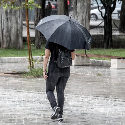 Άστατος ο καιρός την Κυριακή με κατά τόπους βροχές και καταιγίδες