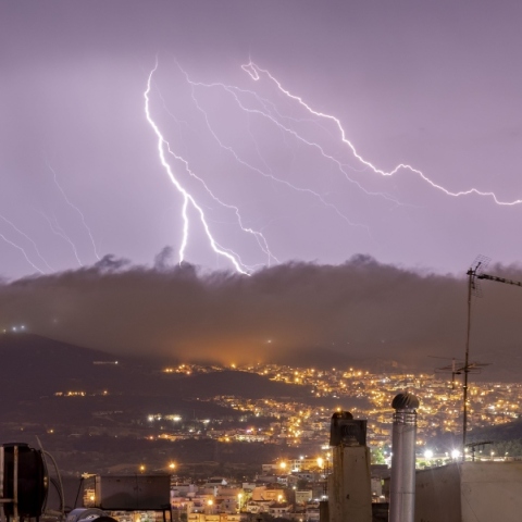 κεραυνοι πανω απο πολη