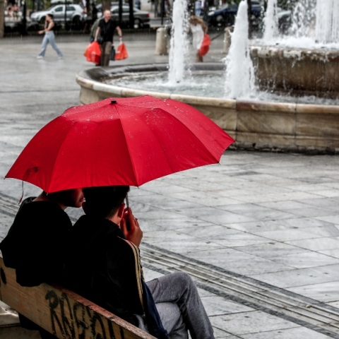 Άστατος ο καιρός την Κυριακή με κατά τόπους βροχές και καταιγίδες