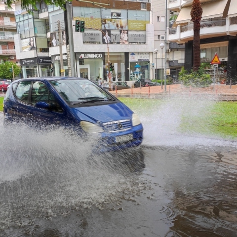 αμαξι μεσα στις βροχες