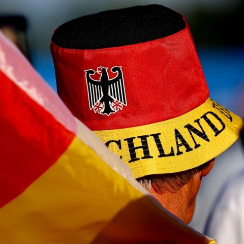 γερμανος με γερμανικη σημαια