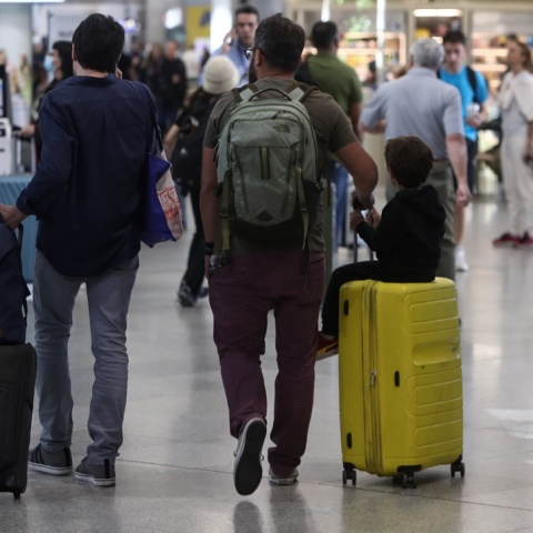 Επιβάτες στο αεροδρόμιο της Αθήνας «Ελευθέριος Βενιζέλος»