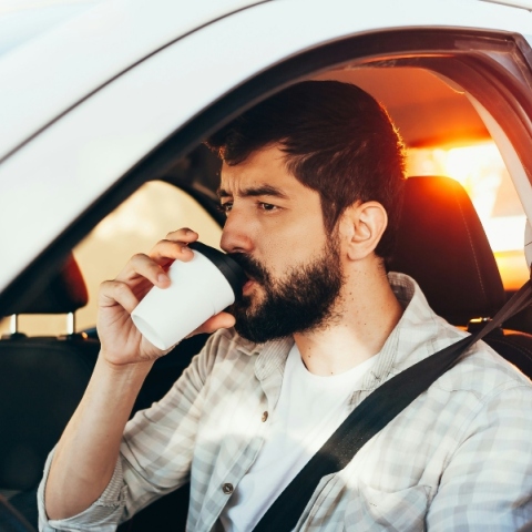 ανδρας πινει καφε μεσα σε αμαξι