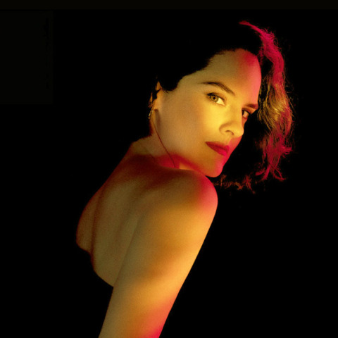 Νοεμί Μερλάν: Η νέα Εμμανουέλα 50 χρόνια μετά