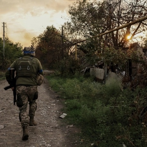 ουκρανος στρατιωτης τρεχει μεσα σε δασος