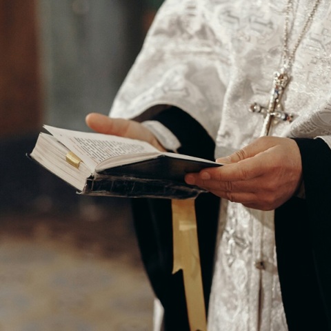 Χανιά: Ιερέας κατηγορείται ότι κακοποιούσε επί 50 χρόνια τη σύζυγο και τα παιδιά του