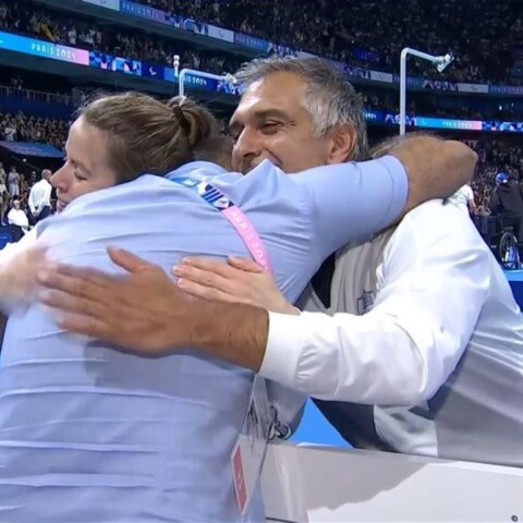 «Η αγκαλιά είναι εκ μέρους όλων των Ελλήνων» - Δημοσιογράφος της ΕΡΤ συνεχάρη τη Σταματοπούλου για το χρυσό 