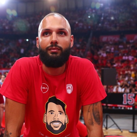 Ο Εβάν Φουρνιέ έφαγε σε ιστορικό σουβλατζίδικο στην Αθήνα και έπαθε πλάκα