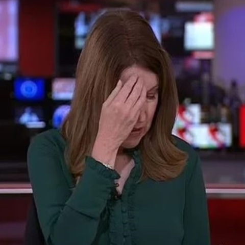 Παρουσιάστρια του BBC «σκρόλαρε» στο κινητό της επί ένα λεπτό ενώ ήταν on air