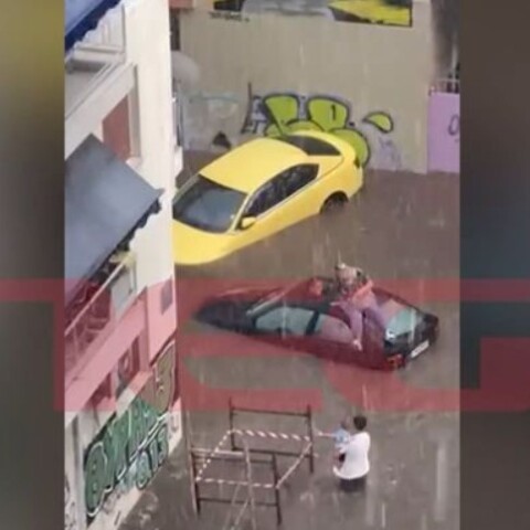 Κακοκαιρία Atena: Ζευγάρι ανέβηκε στην οροφή αυτοκινήτου για να μην παρασυρθεί από τα νερά