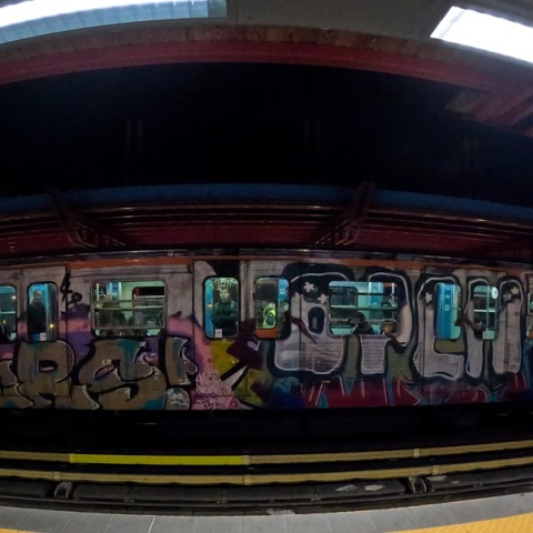 Περισσός: Άνδρας απείλησε με πριόνι παρέα κοριτσιών στον σταθμό του ΗΣΑΠ