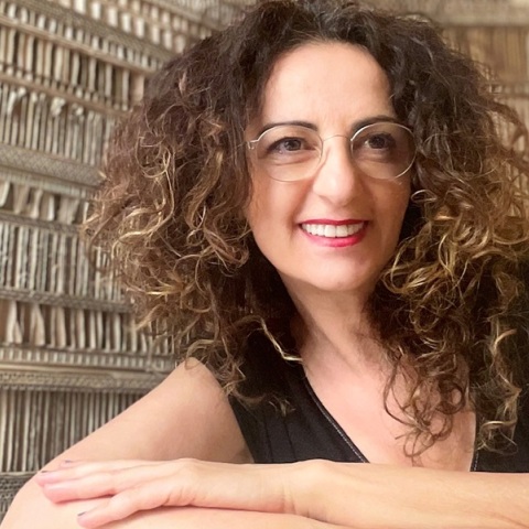 Η καλλιτέχνις Βούλα Καραμπατζάκη εγκαινιάζει την πρώτη ατομική της έκθεση «Κτίσματα» στην Γκαλερί Ζουμπουλάκη