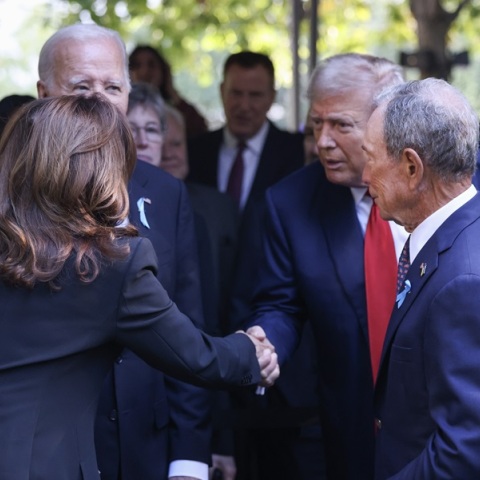 Η νέα χειραψία της Κάμαλα Χάρις και του Ντόναλντ Τραμπ υπό το βλέμμα του Μπάιντεν