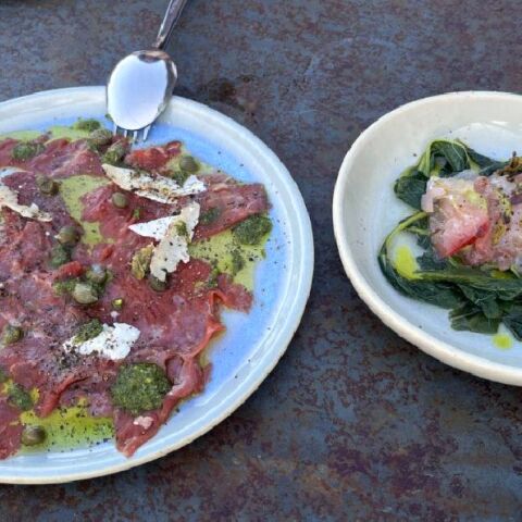 Καρπάτσιο και ντάσκα ημίπαστη (gin tunac) με ψητό αντζούρι, πίκλα Σκίνου, αλάτι κέδρου, λάδι φρέσκου κρεμμυδιού, βλίτα, γλυστρίδα στην ονειρεμένη Cantina στη Σίφνο