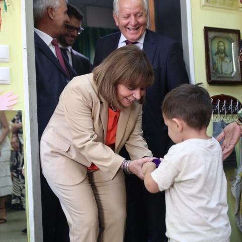 Η Πρόεδρος της Δημοκρατίας, Κατερίνα Σακελλαροπούλου, με μικρό μαθητή στο Κέντρο Εκπαίδευσης και Αποκατάστασης Τυφλών στην Καλλιθέα