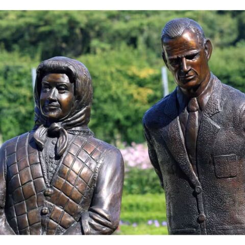 Βασίλισσα Ελισάβετ: Αντιδράσεις για το νέο άγαλμα της