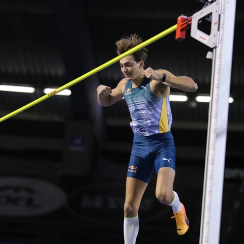 Ακόμη ένα ρεκόρ από τον ασταμάτητο Ντουπλάντις, με τον Καραλή να τον αγκαλιάζει