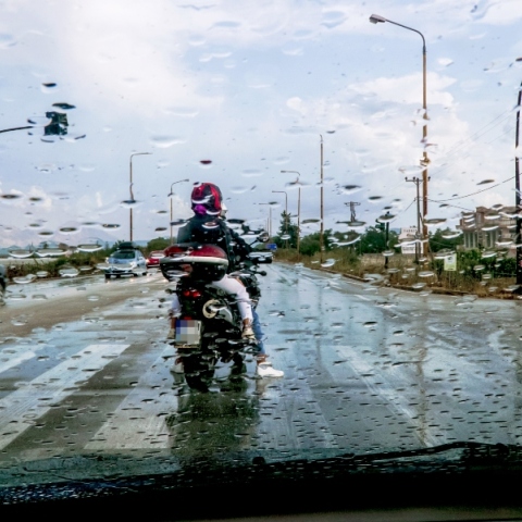 Βροχή στον δρόμο