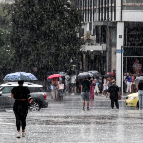 βροχη, περαστικοι