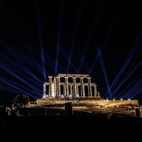 Στιγμιότυπο από την τελετή για τον νέο φωτισμό του Ναού του Ποσειδώνα στο Σούνιο