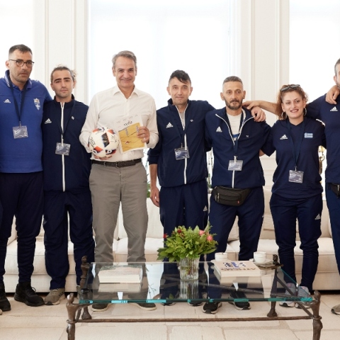 Συνάντηση του Πρωθυπουργού Κυριάκου Μητσοτάκη με την εθνική ομάδα ποδοσφαίρου αστέγων στο Μέγαρο Μαξίμου
