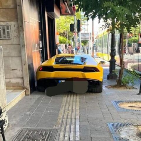 Lamborghini: Παρκαρισμένη πάνω σε πεζοδρόμιο στον Πειραιά