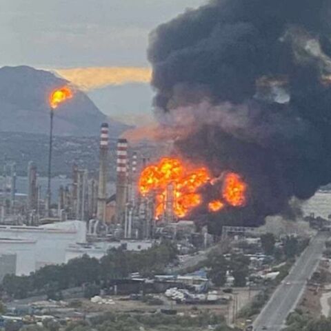 Φωτιά στις εγκαταστάσεις της Motor Oil στους Αγίους Θεοδώρους – «112» για απομάκρυνση από την περιοχή