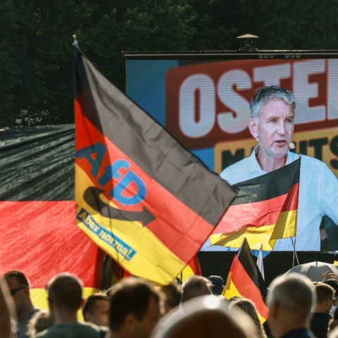 Ο Bjoern Hoecke, πρόεδρος του κόμματος Εναλλακτική για τη Γερμανία μιλά κατά τη διάρκεια προεκλογικής συγκέντρωσης στην Ερφούρτη 