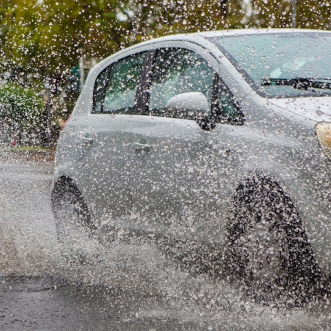 Νεφελώδης ο καιρός την Πέμπτη με βροχές και καταιγίδες