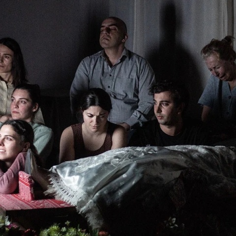 «Goodbye Lindita» σε σκηνοθεσία Μάριο Μπανούσι: ανεβαίνει και φέτος για λίγες παραστάσεις στο Εθνικό 