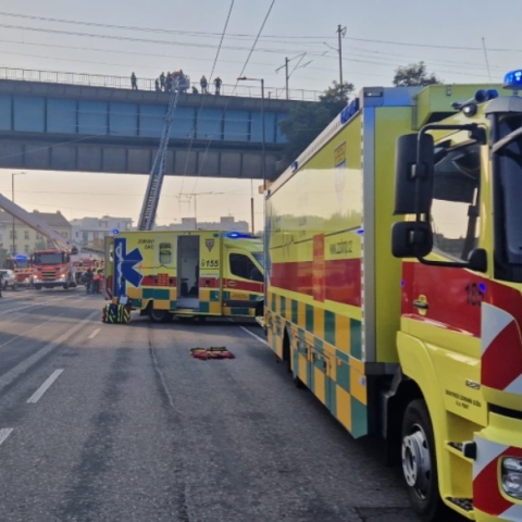 Αμαξοστοιχία στην Πράγα παραβίασε «κόκκινο» και προσέκρουσε σε ακινητοποιημένο τρένο - 35 τραυματίες