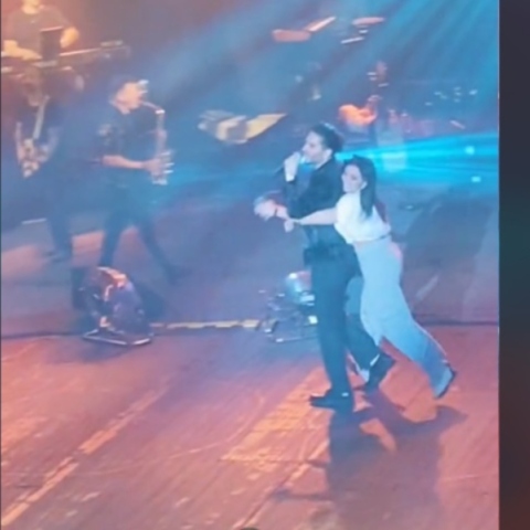 Θαυμάστρια του Χρήστου Μάστορα εισέβαλε στη σκηνή αρπάζοντάς τον (Βίντεο)