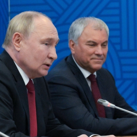 Ο πρόεδρος της Ρωσίας Βλαντιμίρ Πούτιν με τον πρόεδρο της Κρατικής Δούμας Βιτσισλάβ Βολόντιν