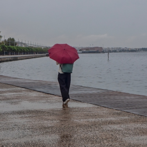 Καιρός: Βροχερό Σάββατο με σποραδικές καταιγίδες σε όλη τη χώρα