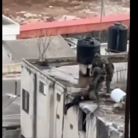 Ισραηλινοί στρατιώτες σπρώχνουν τις σορούς Παλαιστινίων από μια ταράτσα