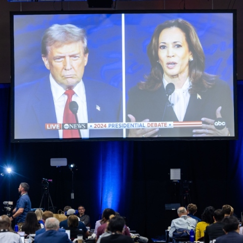 Ντόναλντ Τραμπ και Καμαλα Χαρις σε γιγαντοοθονες