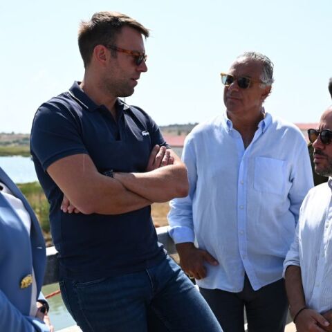 Ο Στέφανος Κασσελάκης συνομιλεί με κόσμο στον Βόλο (φωτογραφία αρχείου)