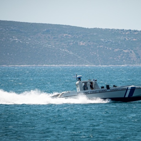 Αυξάνεται ο αριθμός των νεκρών από τη βύθιση λέμβου με μετανάστες στη Σάμο