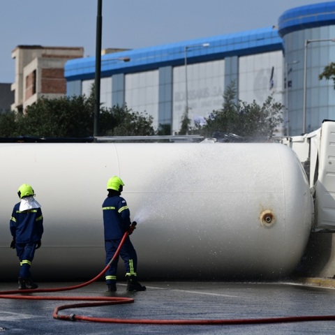 Εκκενώνεται η δομή του Σχιστού μετά από την ανατροπή βυτιοφόρου