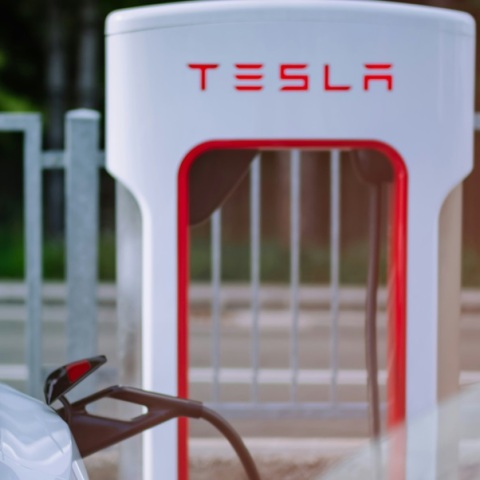 Tesla «λαμπάδιασε» τη στιγμή που φόρτιζε στην Αγία Παρασκευή (vid)
