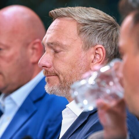 Γερμανία: Το Κόμμα των Φιλελευθέρων (FDP) ενώπιον διλήμματος για την παραμονή του στην κυβέρνηση	